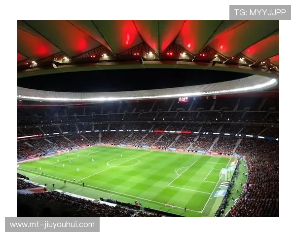 全屏视角呈现绿茵足球场震撼比赛瞬间的沉浸式动感全景画面场域感